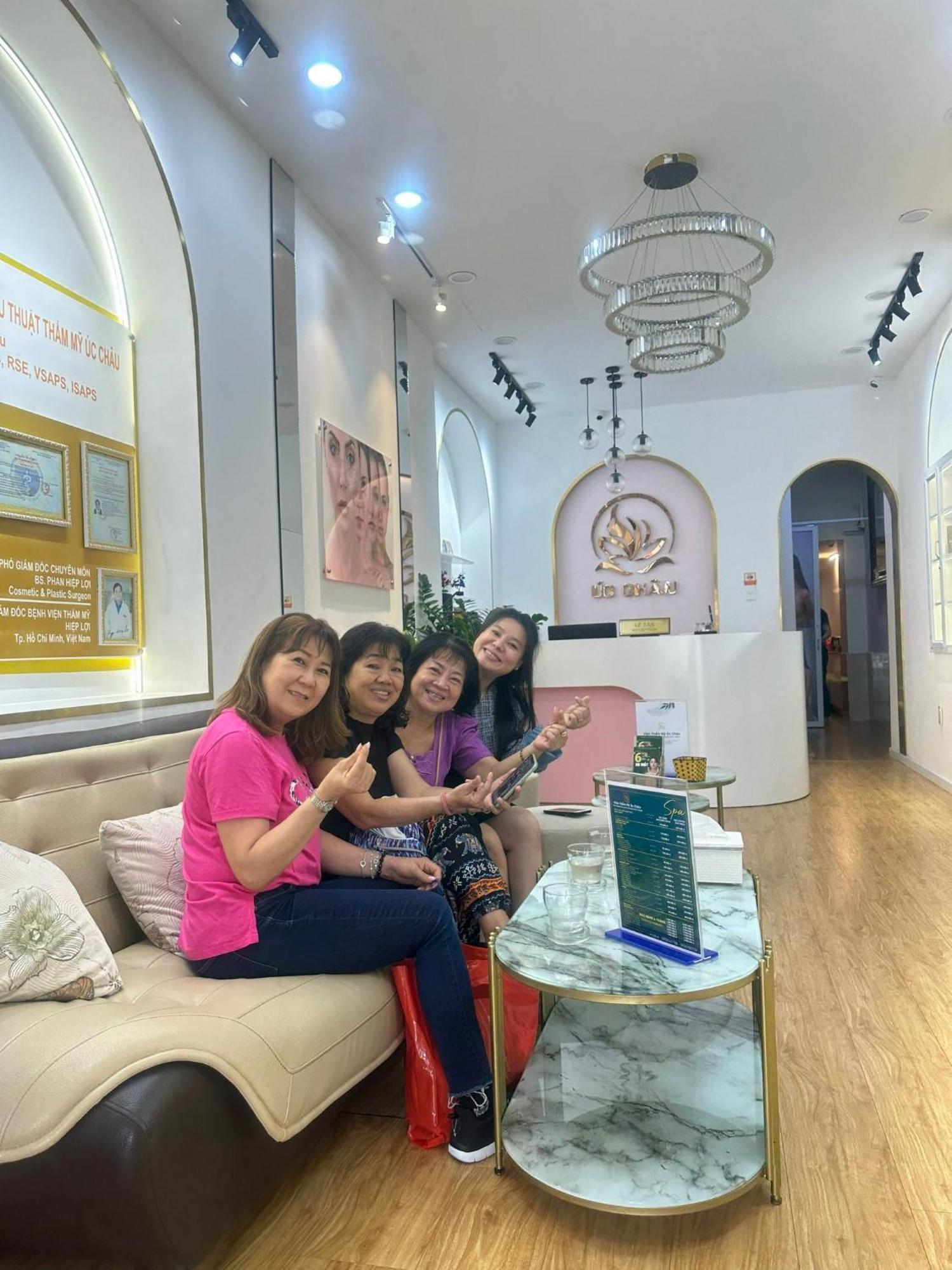 Khách sạn Golden Uc Chau House & 3*
